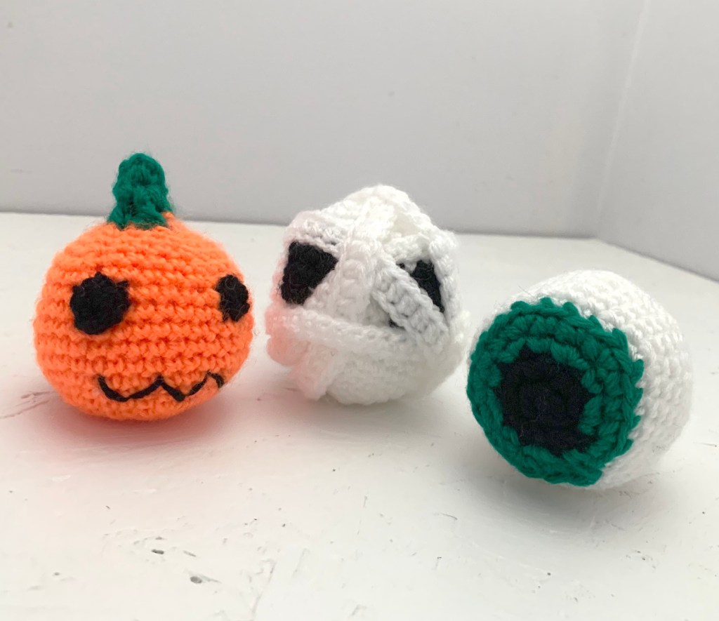 Crochet Mini Halloween Gifts: Pumpkin, Mummy, Eyeball Decorations/Stress/Juggling Balls&nbsp;Pattern